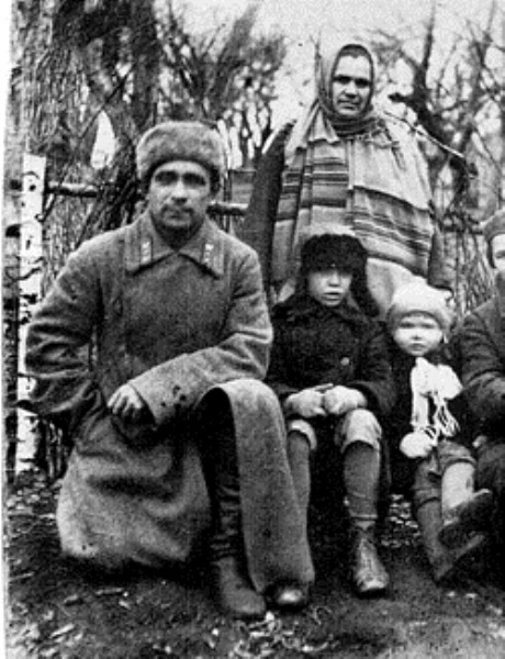 Галина и Павлик Корнеевы с родителями