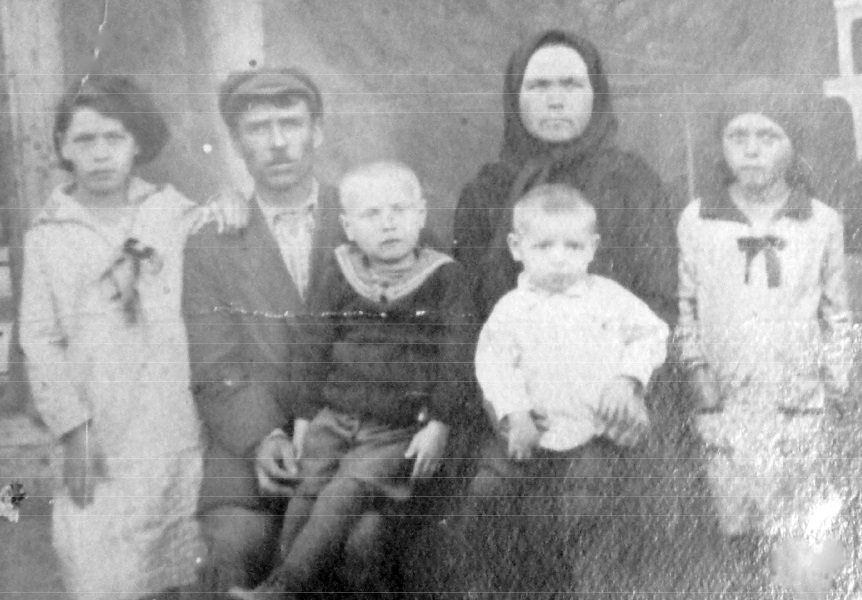 Дмитрий Иванович и Александра Александровна с детьми