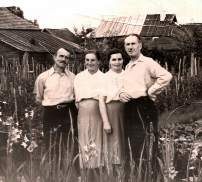 Иван Фёдорович, Ольга Борисовна, Клавдия Фёдоровна (сестра И.Ф.), Николай Карпович Тетёркин.