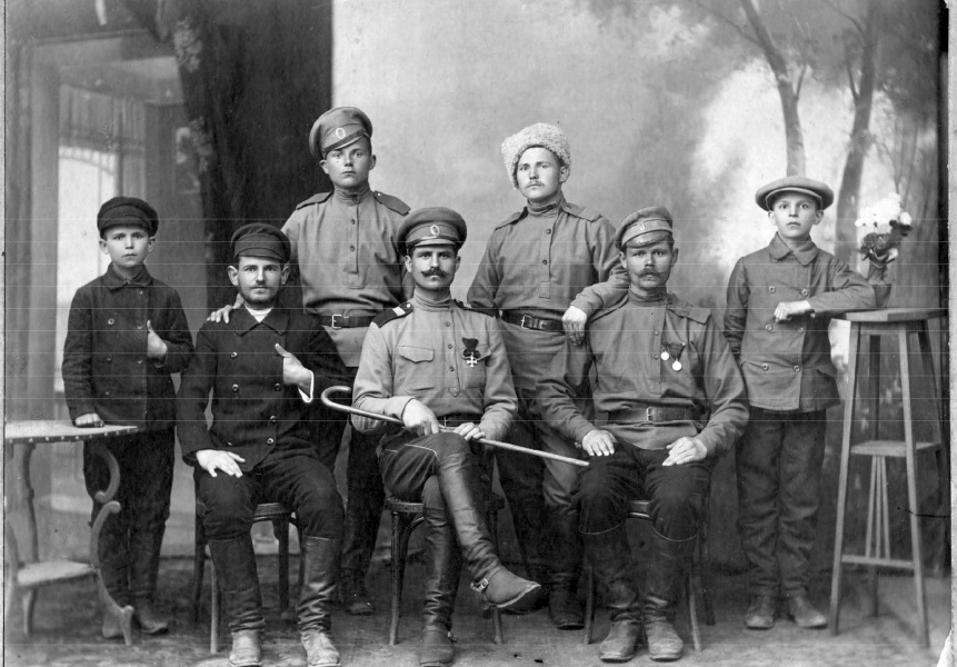 Иван Фёдорович Юрьев (сидит с тростью) с братьями, отсутствует только Степан. Тула, 3 мая 1916 года.