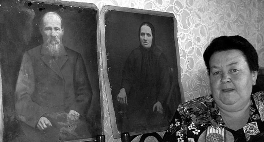 Мария Константиновна и фото её прадеда Ореста Ивановича и прабабушки Прасковьи Прокофьевны.