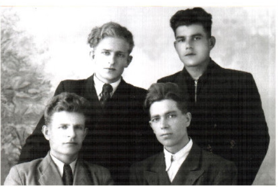 стоят слева Василий, справа Пётр, сидят: слева Антон, справа Александр.